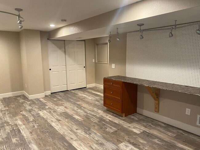 Building Photo - Charming, 3 story, 4 bed/3 bath on Corner Lot!