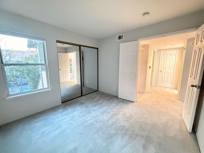 Building Photo - Updated 2 Bedroom, 2 Bath Condo in Gated Summershore Community – San Jose!