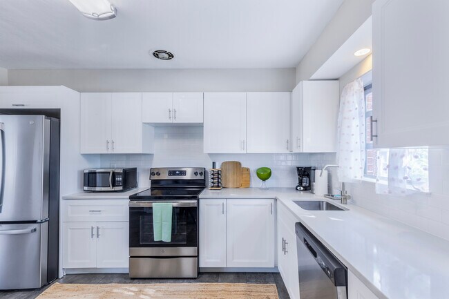 Building Photo - 569 Mapleview Dr