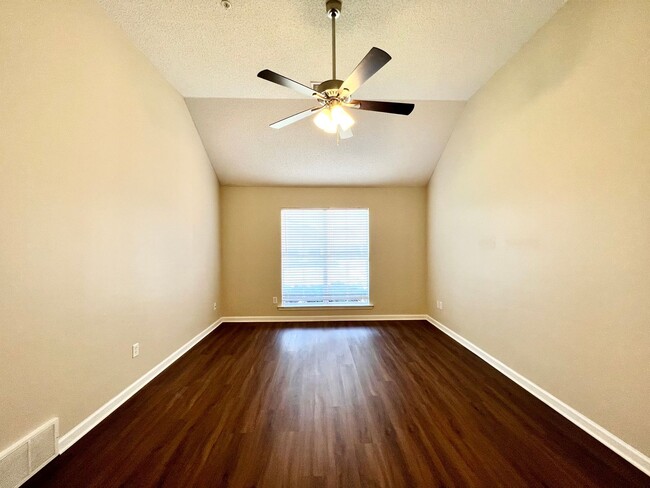 Building Photo - 9146 Glen Cove