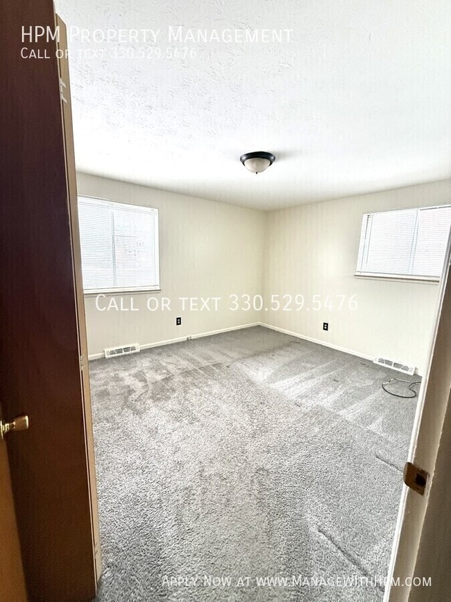 Building Photo - 850 S Green Rd