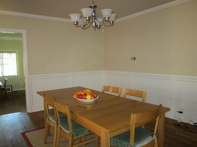 Building Photo - Classic Home Near Golf Course