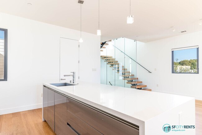 Building Photo - Marina: Remodeled Light-Filled Top-Floor Marina Condo with Private Roof Deck