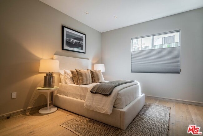 Building Photo - 2391 Roscomare Rd