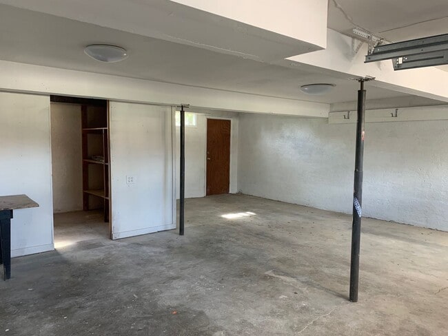 Building Photo - Beautiful 4 Bedroom 3 Bathroom Home in Wes...