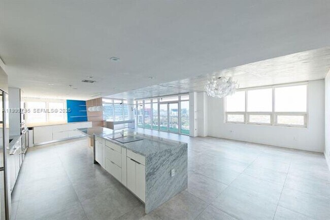 Building Photo - 3250 NE 1st Ave