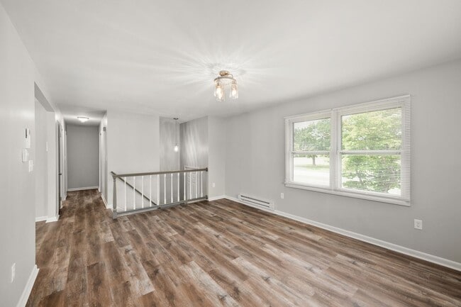 Building Photo - For rent in Eastman Heights, Milford: Room...