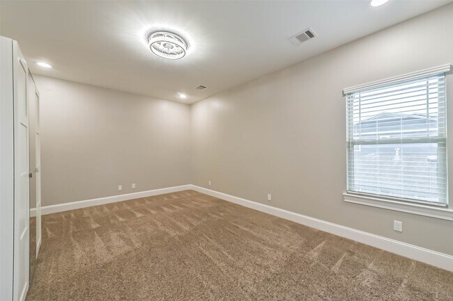 Building Photo - 1317 Chantilly Ln
