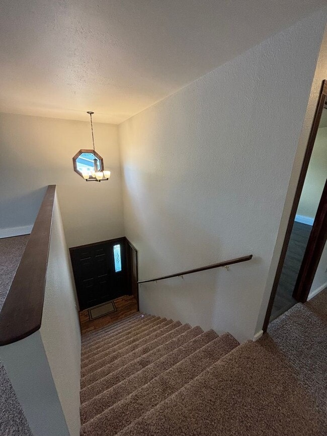 Building Photo - 3 bedroom home /  Fenced in yard / 1 Car Garage
