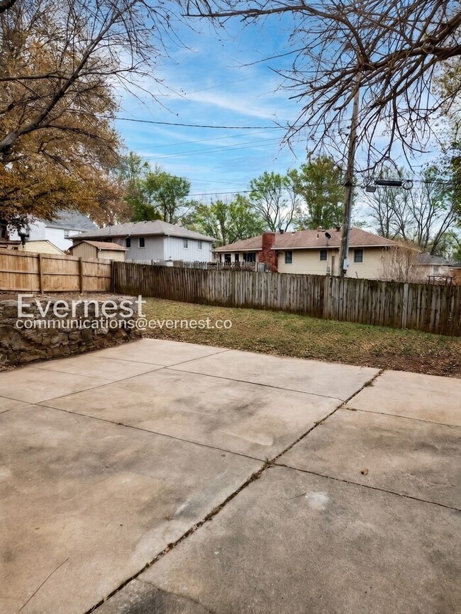 Building Photo - 4 Bed, 2 Bath Home with Garage / Pet-Friendly / Coming Soon!