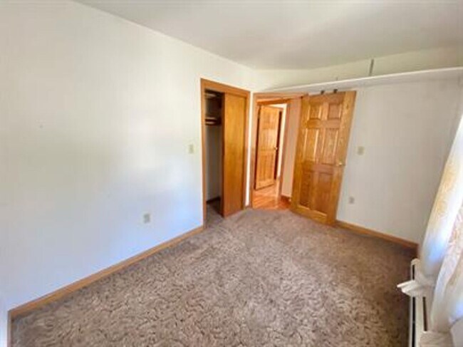 Building Photo - 5 Bedroom Home in Essex Junction!