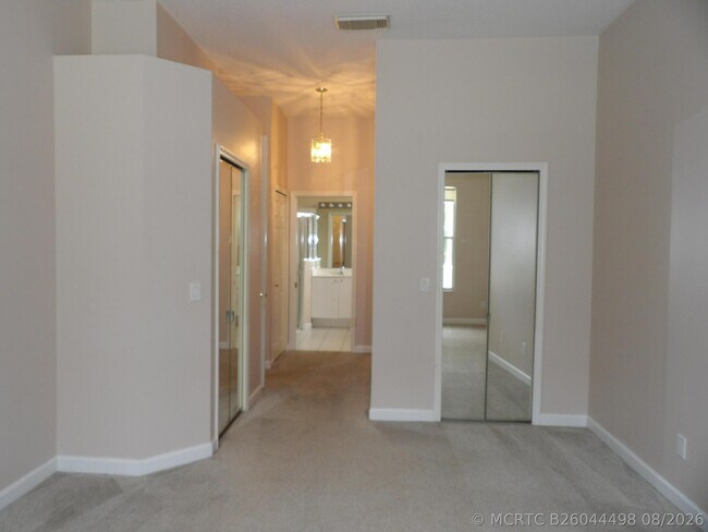 Building Photo - 557 SW New Castle Cove