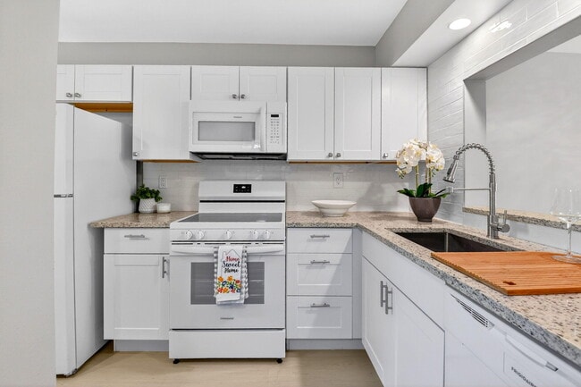 Building Photo - 2018 SW 29th Ct