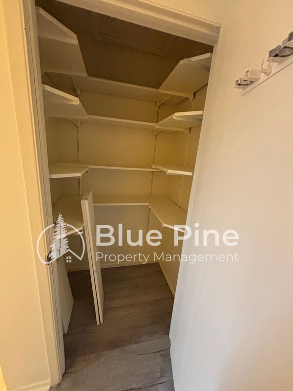 Building Photo - 1464 Falcon Dr