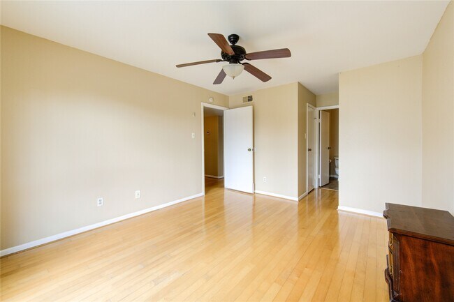 Building Photo - 3055 Walnut Bend Ln