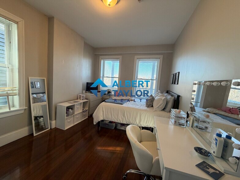 Building Photo - 92 Calumet St