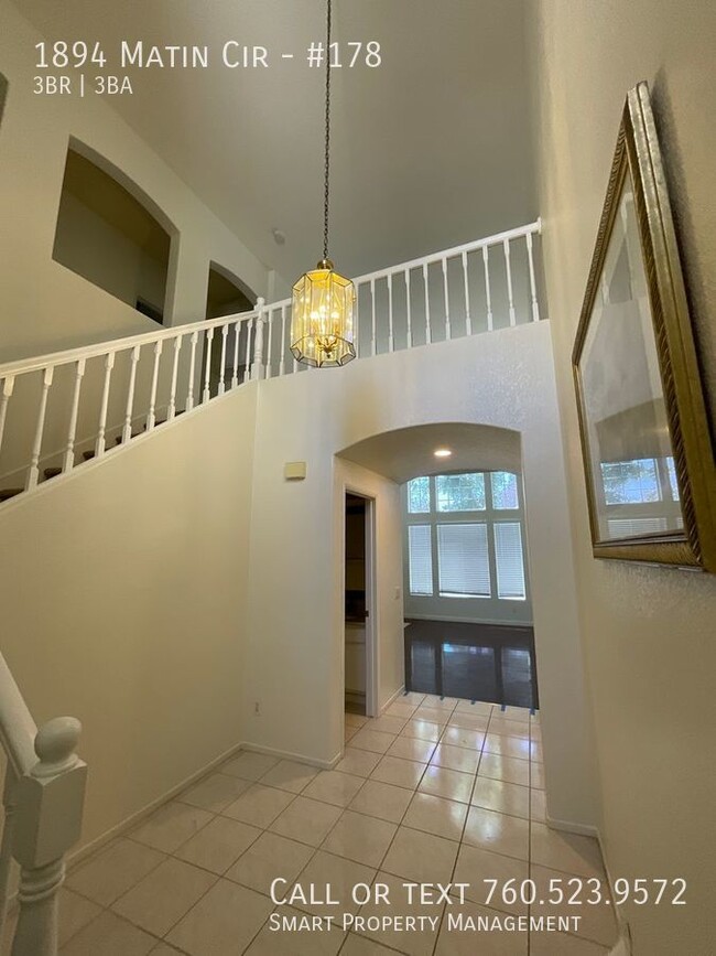 Building Photo - Upgraded Town Home 3BR/2.5BA  Great Locati...