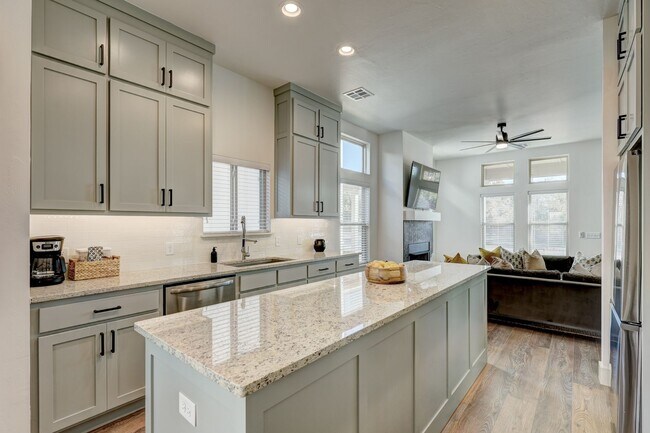 Building Photo - Stunning 4 Bedroom 3 Bath Home