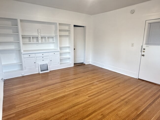 Building Photo - 925 Wilson Ave S