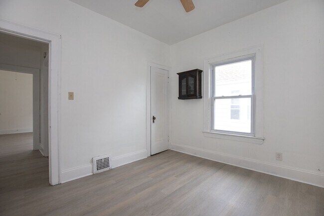 Building Photo - 2119 Lewis Dr