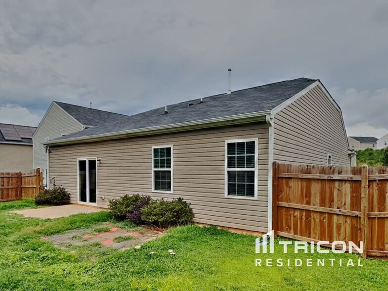 Building Photo - 1250 Aurora Glen Dr