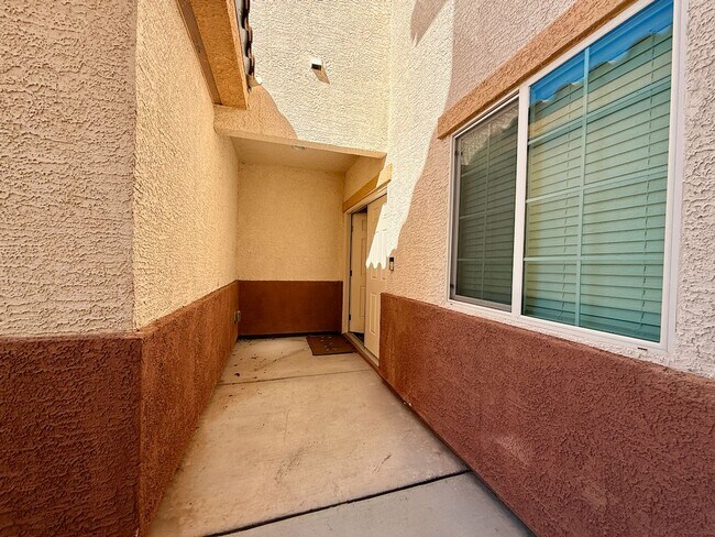 Building Photo - 3 BED 2.5 BATH 2 CAR GARAGE TOWNHOUSE w/ PRIVATE BACKYARD in GATED COMMUNITY.