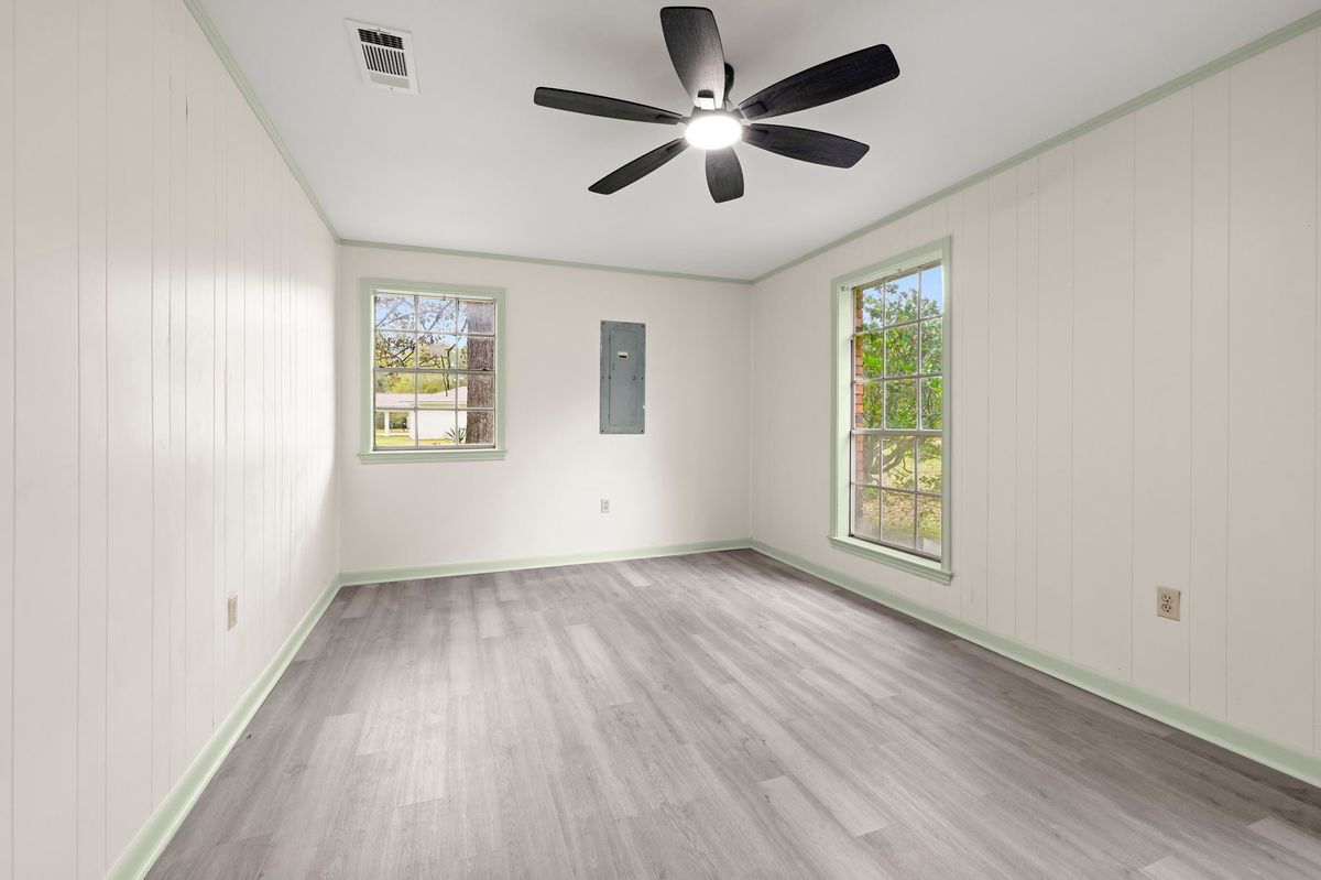 Building Photo - 9556 Fairway Dr