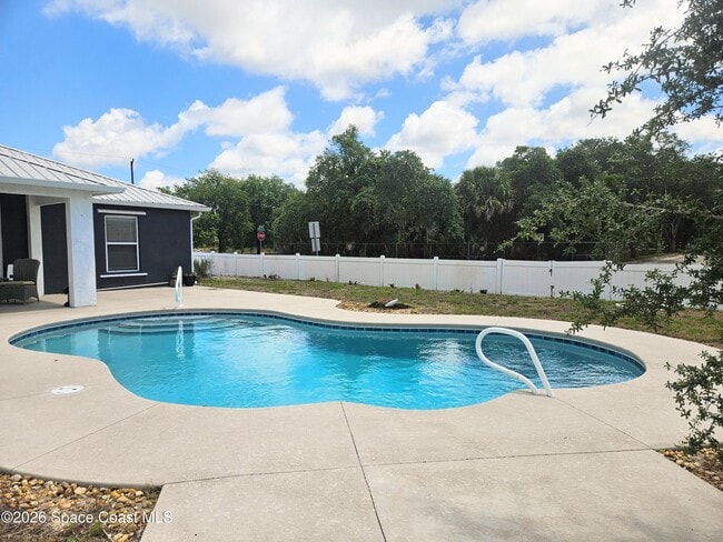 Building Photo - 4855 Balfern St