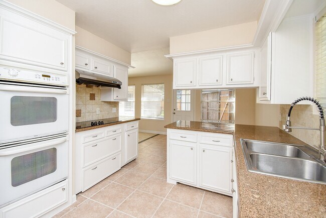 Building Photo - 2835 Pepperwood Dr