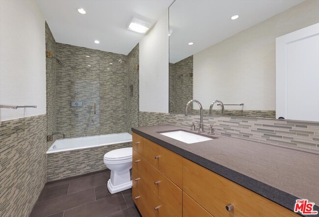 Building Photo - 6789 Shearwater Ln