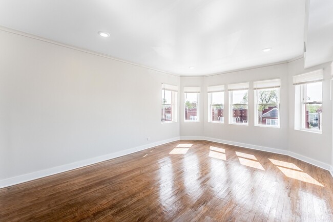 Building Photo - 1121 N Leclaire Ave