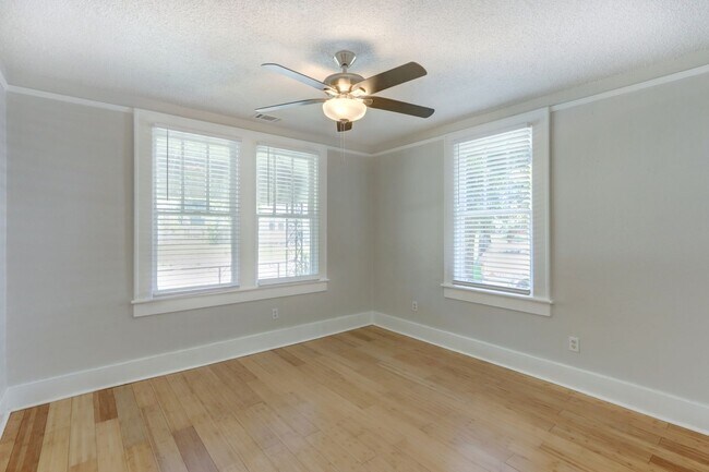 Building Photo - Four Bedroom - Two Bathroom - Single Famil...