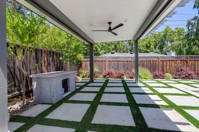 Building Photo - 4 Bed / 2 Bath Updated Redwood City Home w...