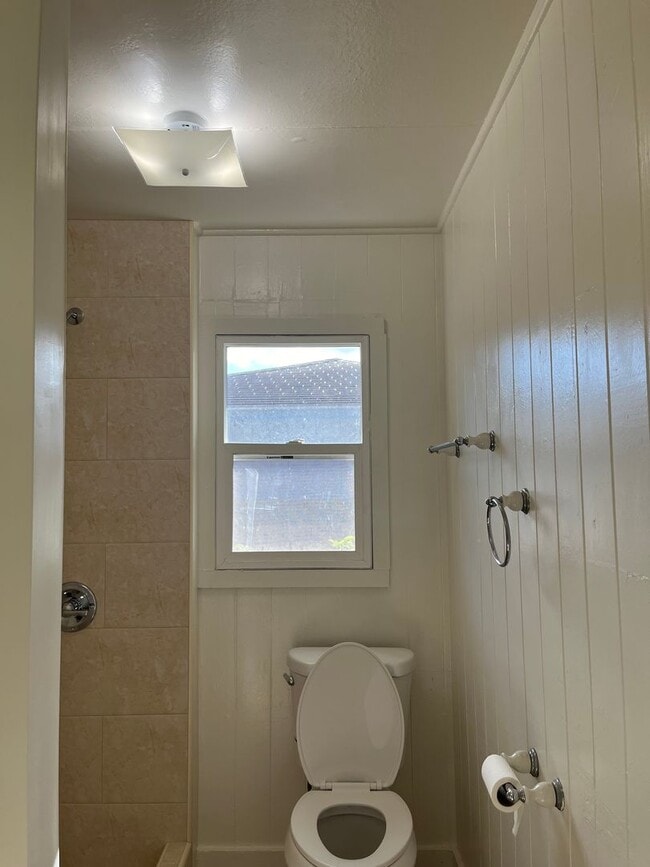 Building Photo - Oneula