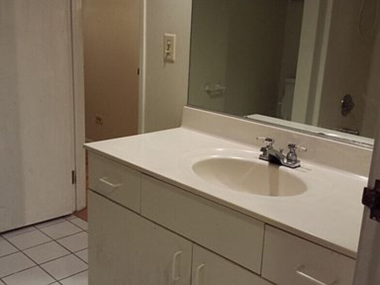Bathroom Sink - 800 N Lakeside Dr, 2B