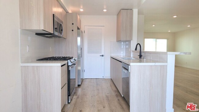 Building Photo - 1650 S Bentley Ave