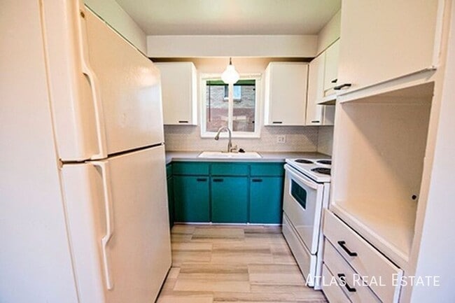 Building Photo - Pet-friendly 2BR with Laundry Onsite. Loca...