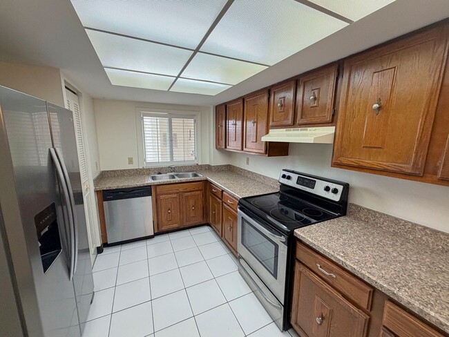 Building Photo - Spectacular Ocean front ground floor unit , just steps away from water and sand