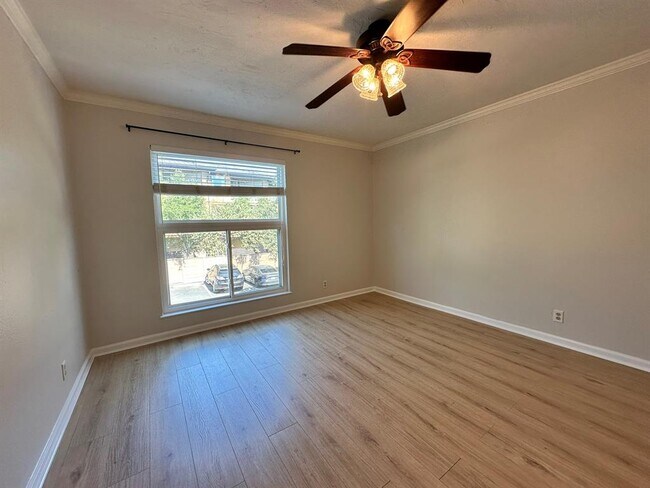 Building Photo - 6501 E Hill Dr
