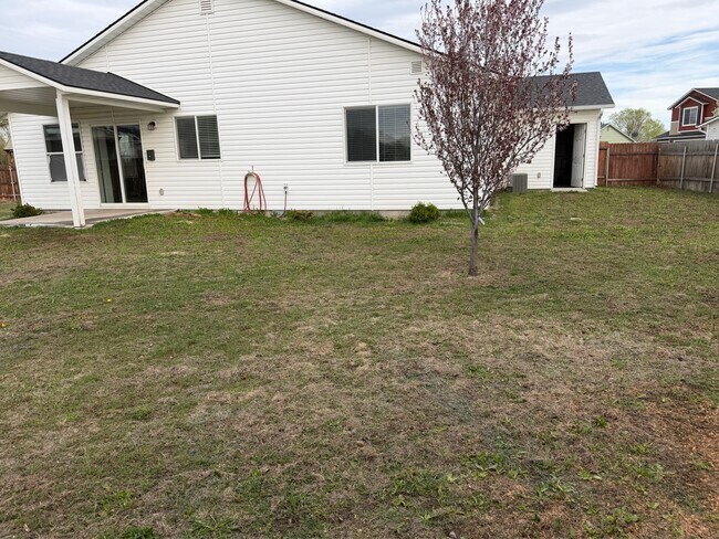 Building Photo - 108 NE Malad Ct