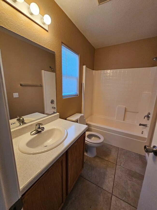 Building Photo - Spacious 4BD/3BA Home with Mountain Views in Las Vegas!