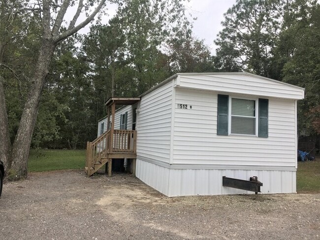 Building Photo - Charming 2 BR mobile home, minutes to Wrig...