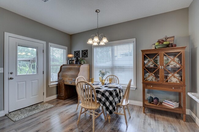 Building Photo - New Unit now available for lease! Modern 2...