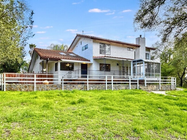 Building Photo - 3 Bed & 2.5 Bath House in Fallbrook, CA / ...