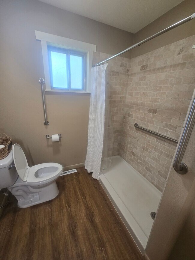 Building Photo - Rural 3 Bedroom Home in Fort Collins with Attached Garage and HUGE Yard Now Available! NO HOA!