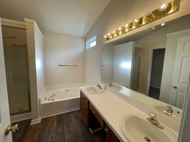 Building Photo - 511 N Water's Edge Dr