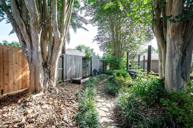 Building Photo - 2506 S Strathford Ln