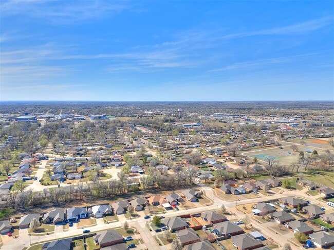 Building Photo - 609 E Linden Ln