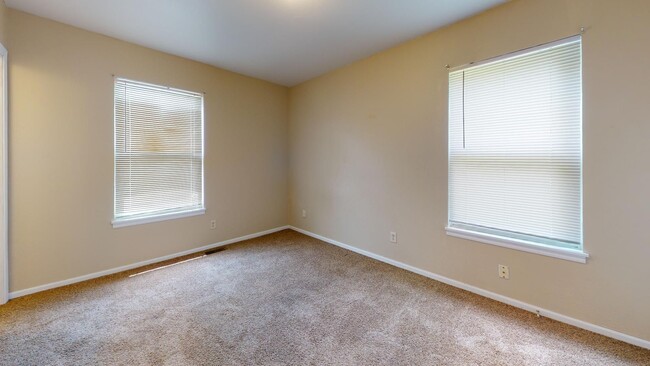 Building Photo - 5 bedrooms, 2.5 bathrooms House