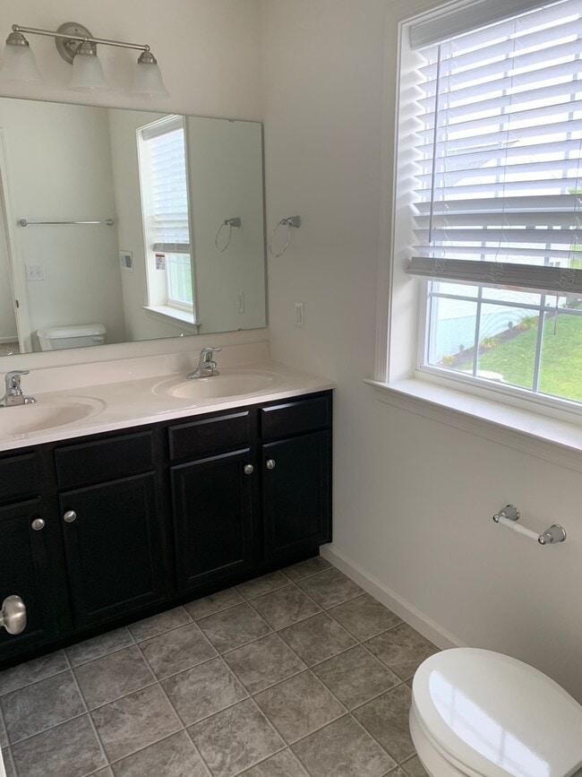 Building Photo - 850 Lantern Ct